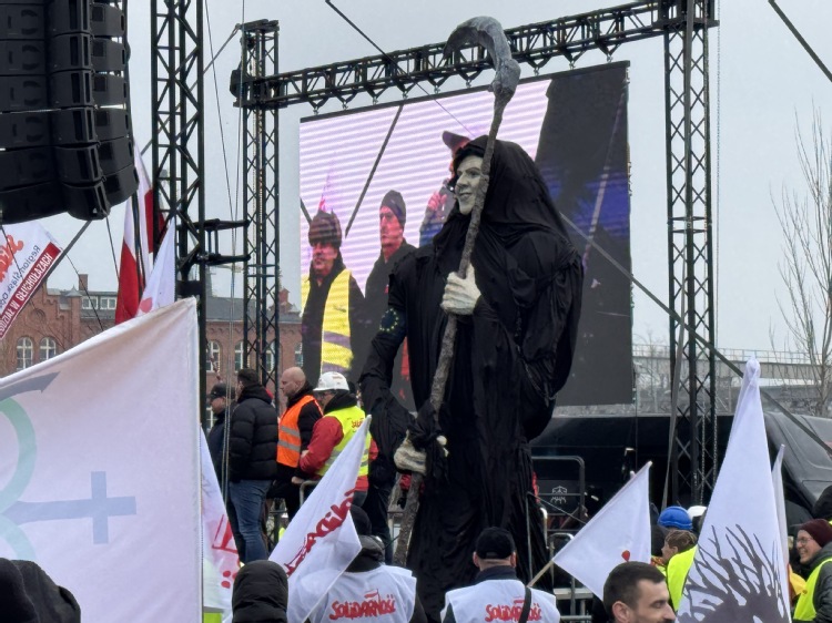 Niestety, władze i unijni urzędnicy nie wyszli do tłumu